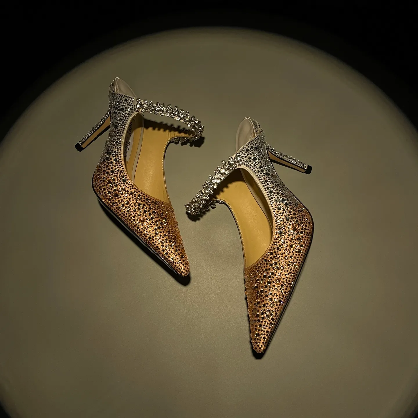 💕💕Factory direct selling price p680💕💕Jimmy Choo/Jimmy Choo classic diamond chain, pointed toe high-heeled slippers, crystal slippers, superb crystal slippers, so beautiful that you can’t take your eyes away. The shape of the shoes is very delicate, not too narrow and long, and the internal space is enough to allow the toes to relax enough. The rhinestones outline a charming arc on the instep, which is simply beautiful. It has a 360-degree surrounding fairy atmosphere, gorgeous but not exaggerated! ! The fabric is made of original customized material. The lining and toes are made of imported sheepskin. Customized A-grade Italian cowhide genuine leather sole. Heel height: 6.5cm 8.5cm Size: 35-39 (34/40/41/42/43 customized)